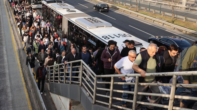 İstanbul'da metrobüs duraklarında yaya trafiği! Uzun kuyruklar oluştu..