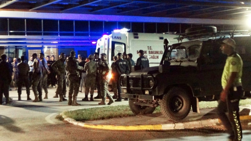 Suriye'de TSK üssüne saldırı: 5 polis, 3 asker yaralı