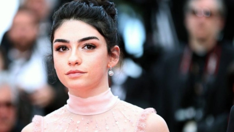 Hazal Ergüçlü plaj pozlarını paylaştı