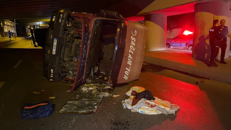 İstanbul'da üst geçide çarpan tır devrildi