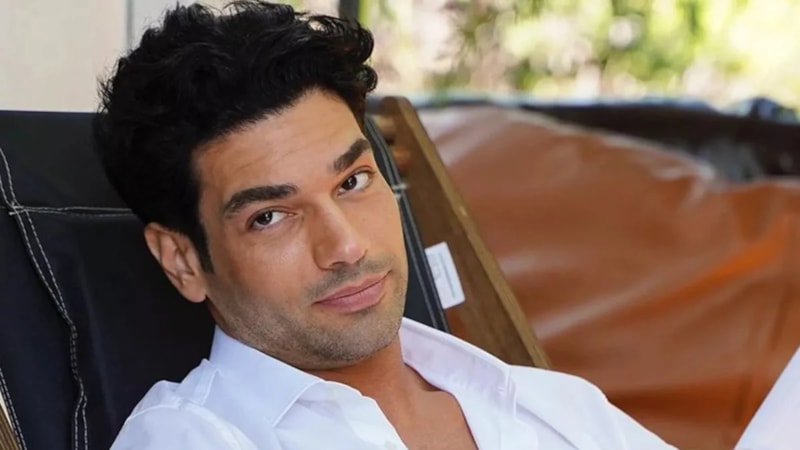 Şükrü Özyıldız sevgilisi Sibil Çetinkaya ile tatile çıktı