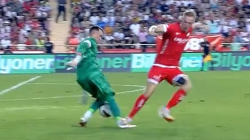 Galatasaray cephesi, Adam Buksa için kırmızı kart bekledi