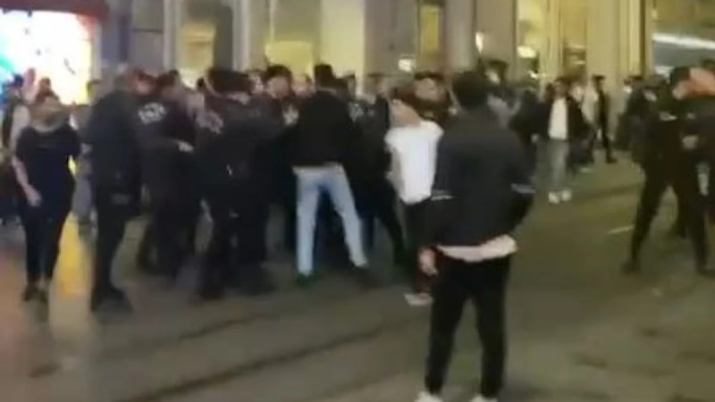 Taksim’de iki kafe çalışanları birbirlerine girdi: 2 yaralı