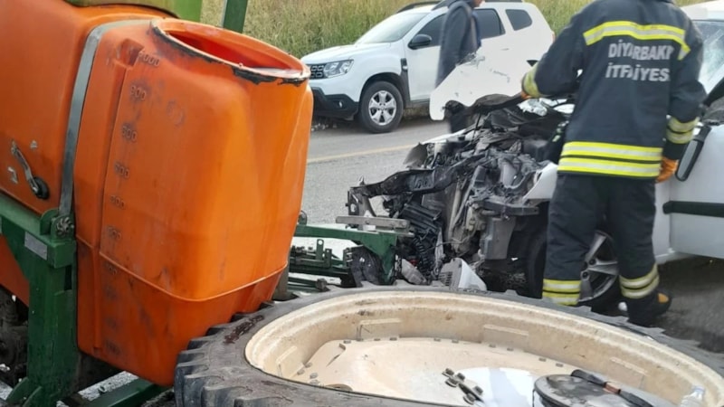 Diyarbakır’da otomobille traktör çarpıştı: 4 yaralı