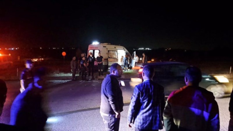 Sakarya'da hasta taşıyan ambulans ile otomobil çarpıştı: 1'i ağır 2 yaralı