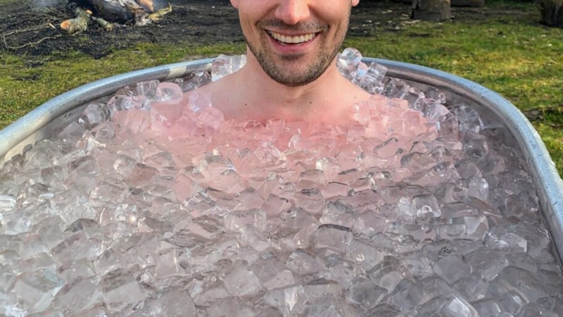 Hem dinç hem de genç görünmeye buz gibi keskin çözüm! Bu yöntem sadece 5 dakikanızı alacak...