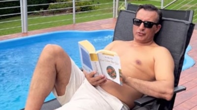 Rafet El Roman havuz başında poz verdi