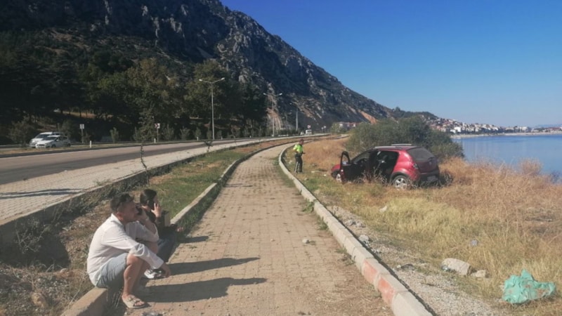 Isparta'da kaza geçiren çift, sarılarak teselli buldu