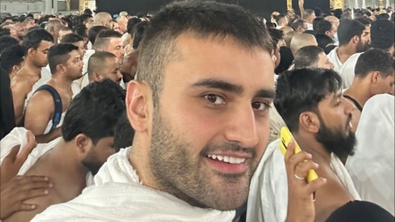 CZN Burak annesi ile Umre'ye gitti