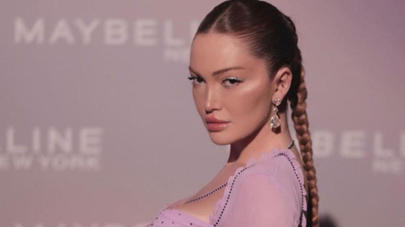 Danla Bilic, sevgilisi Çakal'ın kucağına oturdu