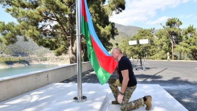 İlham Aliyev, ordunun kontrolüne geçen bölgelerde Azerbaycan bayrağını göndere çekti