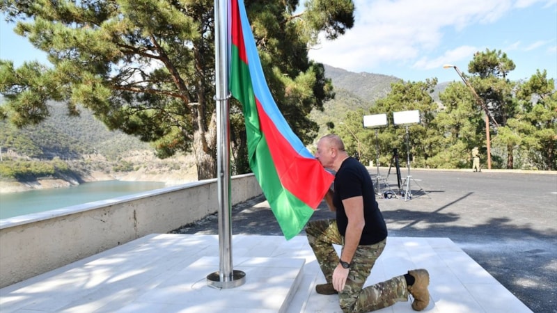 İlham Aliyev, ordunun kontrolüne geçen bölgelerde Azerbaycan bayrağını göndere çekti