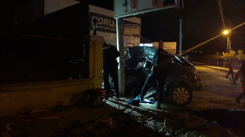 Çorum'da reklam tabelasına çarpan otomobildeki 3 kişi öldü