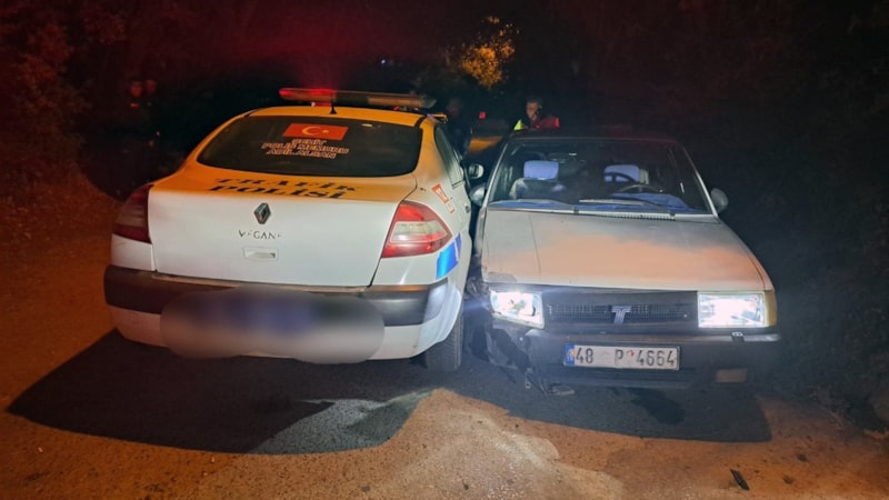 Muğla'da dur ihtarına uymayan alkollü sürücü polis aracına çarptı