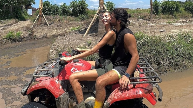 Şevval Şahin öpüşmeye doymadı