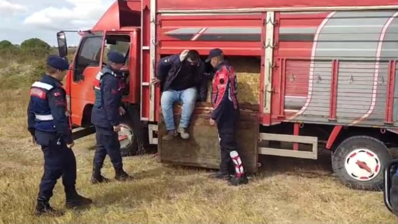 Çanakkale'de kaçak göçmenler saman balyaları arasında yakalandı