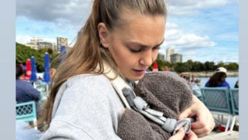 Aslı Enver, kızı Elay ve eşi Berkin Gökbudak ile poz verdi