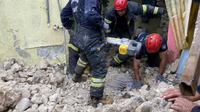 Manisa'da bir kişi yıktığı bahçe duvarının altında kaldı