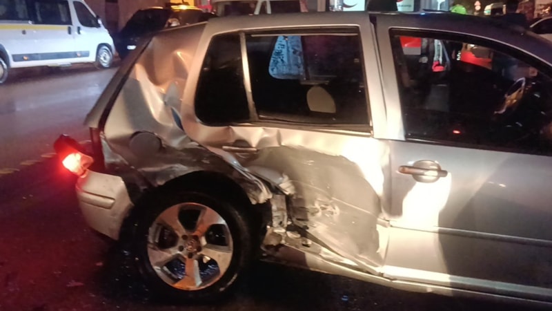 Kocaeli'de kayan otomobil başka otomobile çarptı: 3 yaralı