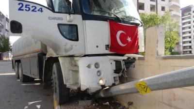 Adıyaman'da polisin 'dur' ikazına uymayarak kaçan su tankeri kaza yaptı