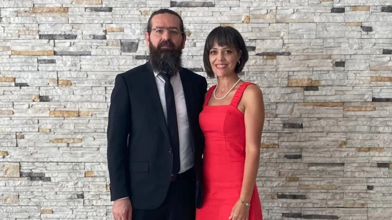 Trabzon'da akademisyen çiftin aracı ters döndü