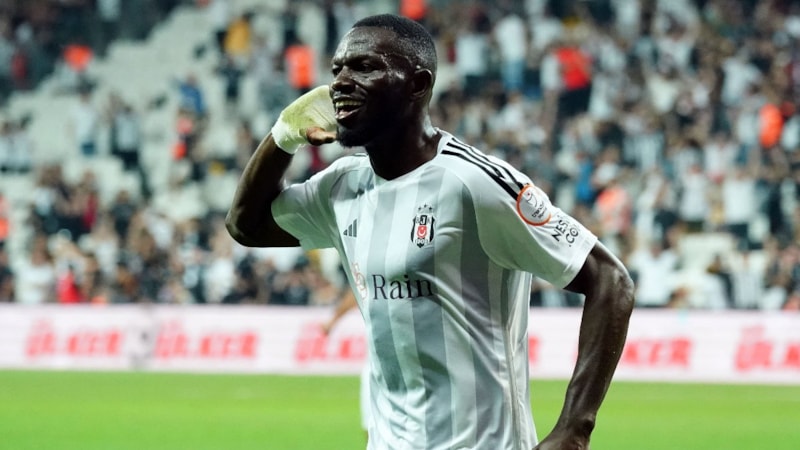 Omar Colley, Vincent Aboubakar ile hücum çalışıyor