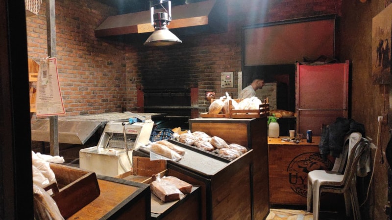 Kocaeli'de soğutma çalışması yapan ekipleri umursamayıp ekmek pişirdiler