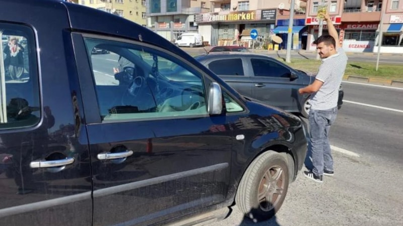 Zonguldak'ta kaza yapan sürücü serum şişesiyle aracın başında bekledi