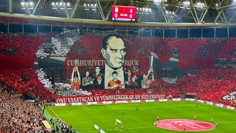 Galatasaray tribünlerinden Cumhuriyet'in 100. yılına özel koreografi!
