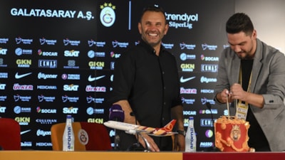 Okan Buruk'a basın toplantısı sonrası doğum günü süprizi