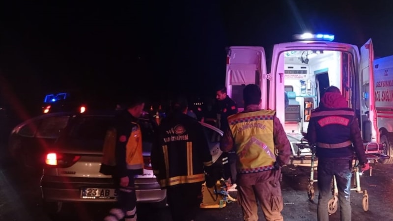 Van'da iki otomobil çarpıştı: 3'ü çocuk 10 kişi yaralandı