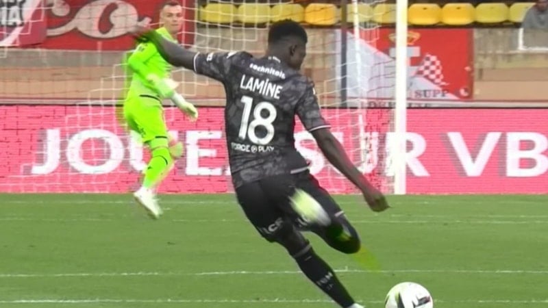 Metz oyuncusu Lamine Camara'dan orta sahadan nefis gol