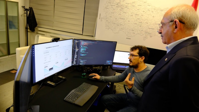 Kemal Kılıçdaroğlu, CHP'nin yeni seçim takip sistemini inceledi