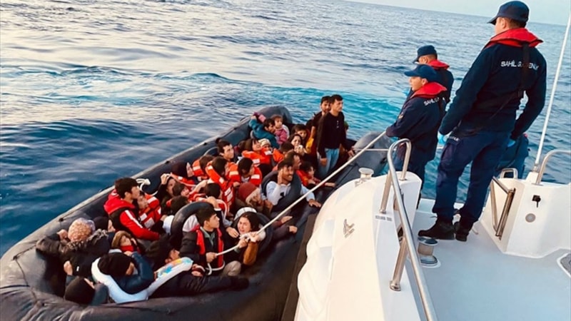 İzmir açıklarında düzensiz göçmen hareketliliği! 113 kişi kurtarıldı