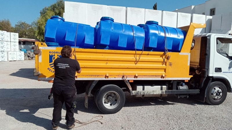 Bodrum'da barajlar kuruyunca belediye çareyi su deposu dağıtmakta buldu