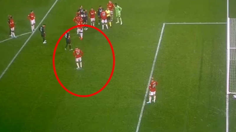 Manchester United - Kopenhag maçında ilginç görüntü: Penaltı noktasını kazdı