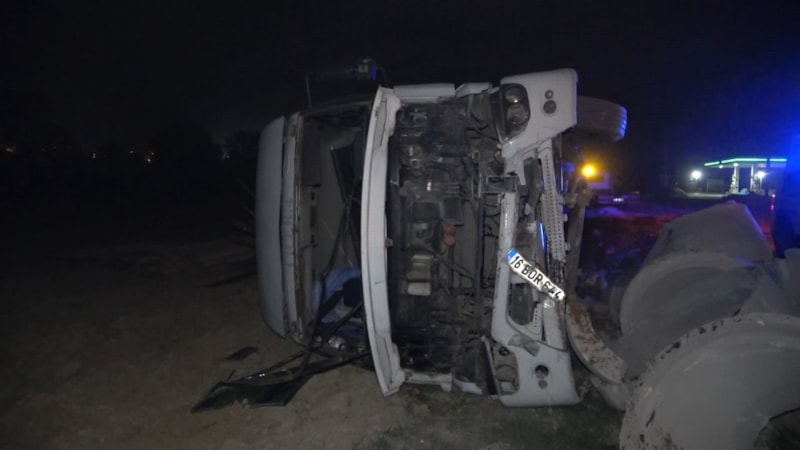 Bursa'da tarlaya uçan tırın sürücüsü kaçtı