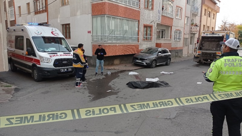 Sivas'taki yaşlı adam çöp kamyonunun altında kalarak hayatını kaybetti