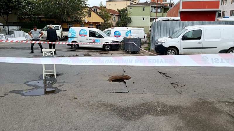 İstanbul'da rögar kapağı fırladı, yolda göçük oluştu