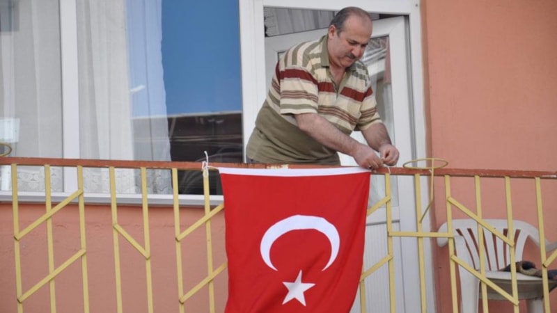 'Bayrak asan dayı' lakaplı fenomen Salih Tahtalıoğlu, 100. yıl için balkona çıktı