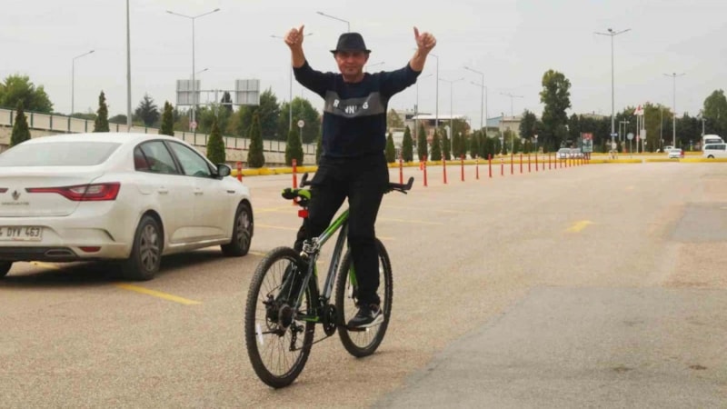 Bursa'da hayatındaki her şey ters gidince bisiklete ters bindi: Nasrettin Hoca'dan ilham aldım...
