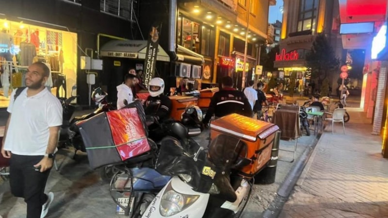 Eskişehir'de bilinçsizce park edilen kurye motosikletleri sorun oldu