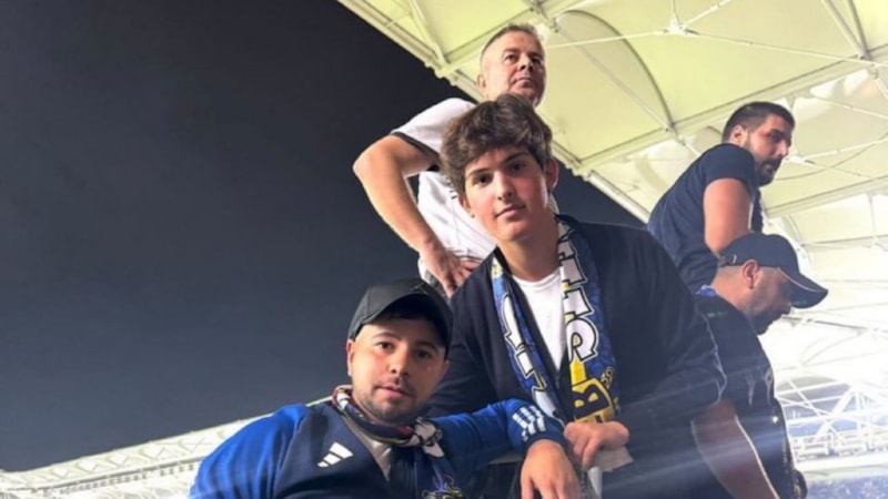 Ali Koç'un oğlu tribünde amigoluk yaptı