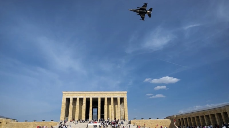 Nefesler tutuldu: SOLOTÜRK, Anıtkabir üzerinde prova uçuşu yaptı