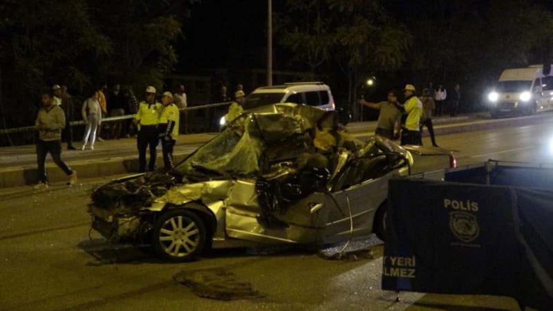 Denizli'de tıra çarpan otomobilin sürücüsü öldü