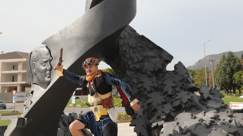 CHP'nin 100. yıl kutlamaları: Günün ilk heykeli Muğla'dan...