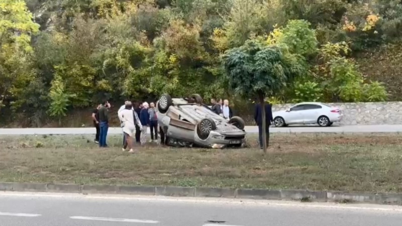 Bursa'da yağışlı havalar kazaya sebep oldu! Genç çift hafif sıyrıklarla kurtuldu