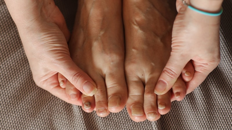 Gören bir daha bakacak! Bu yöntemle ayaklarınız bebek gibi olacak...