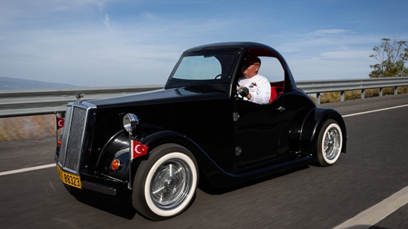 Cumhuriyet'in 'meçhul kahramanlarını' anmak için yerli klasik otomobil üretildi
