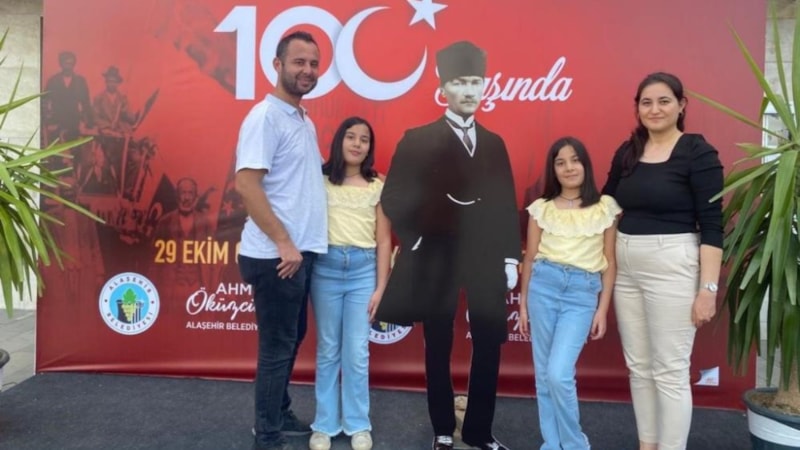 Manisa'da Atatürk maketiyle fotoğraf çektirmek için sıraya girdiler